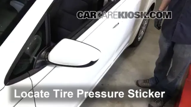 2017 Kia Forte LX 2.0L 4 Cyl. Neumáticos y ruedas Controlar presión de neumáticos